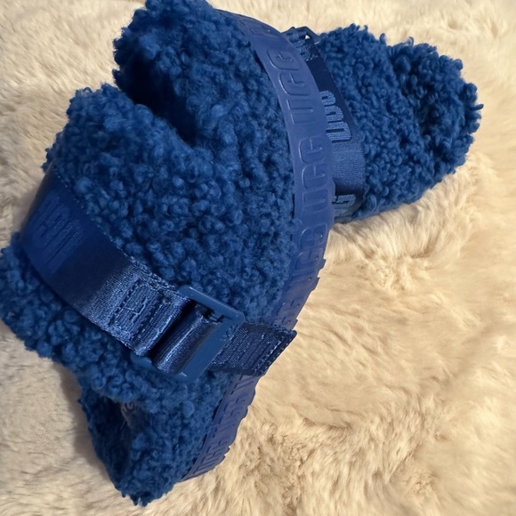 UGG Slide - Picture 4 of 4